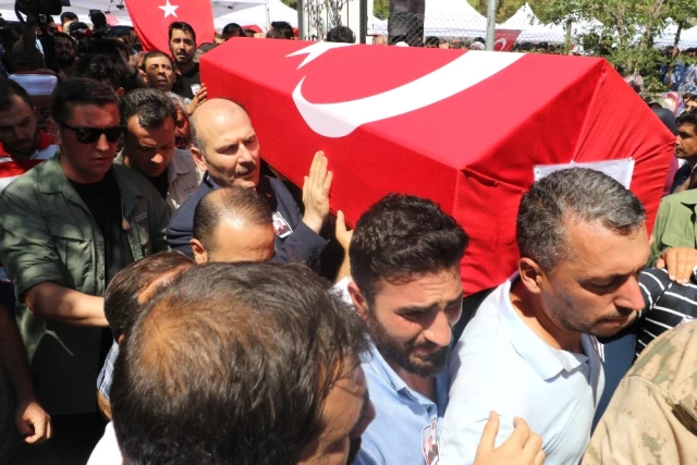 Diyarbakır Şehidini 'Kahrolsun PKK' Sloganları ile Son Yolculuğuna Uğurladı