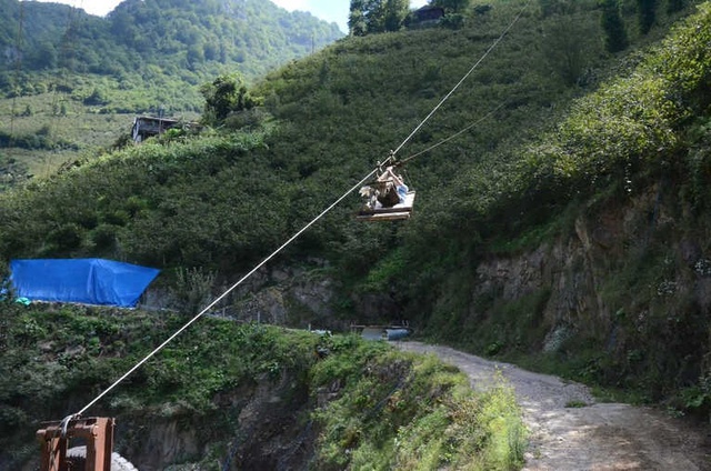 Cenazelerin Taşındığı İlkel Teleferikle Metrelerce Yükseklikten Tehlikeli Yolculuk