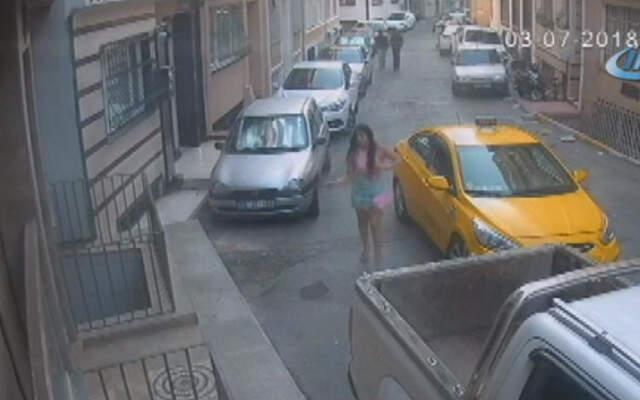 İstanbul'un Göbeğinde Dehşet! Kapkaççılar, Çantasını Çaldıkları Kadını Yerde Sürükledi