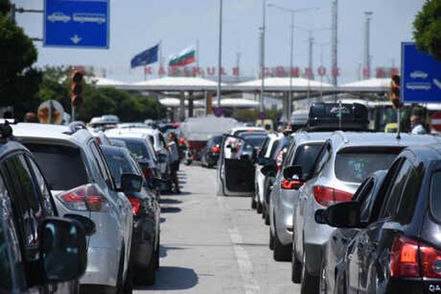 Kapıkule'de Oluşan Araç Kuyruğu Gümrük Dışına Taştı