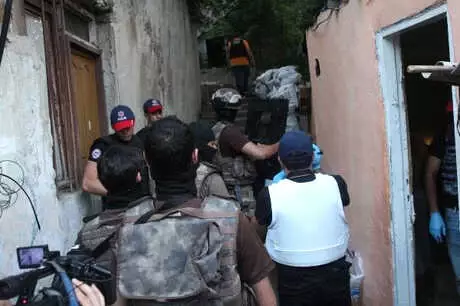 İstanbul'u Zehirleyen Uyuşturucu Patroniçesine İkinci Darbe! Şafak Baskınıyla Yakınları da Gözaltına Alındı