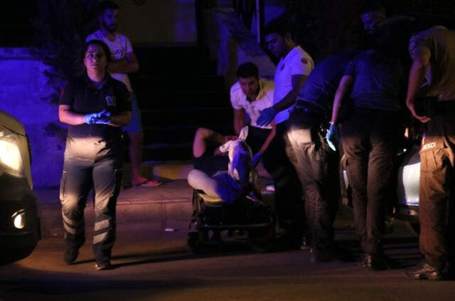 Karısını Döven Koca, Evi Ateşe Verip Boğazına Dayadığı Kırık Cam Parçasıyla İntihara Kalkıştı!