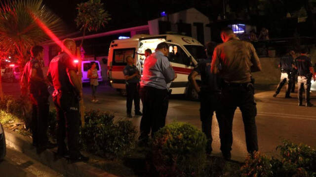 Karısını Döven Koca, Evi Ateşe Verip Boğazına Dayadığı Kırık Cam Parçasıyla İntihara Kalkıştı!