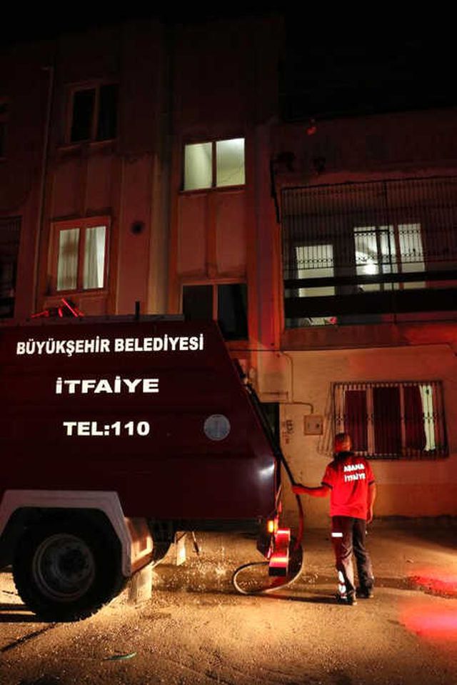 Karısını Döven Koca, Evi Ateşe Verip Boğazına Dayadığı Kırık Cam Parçasıyla İntihara Kalkıştı!