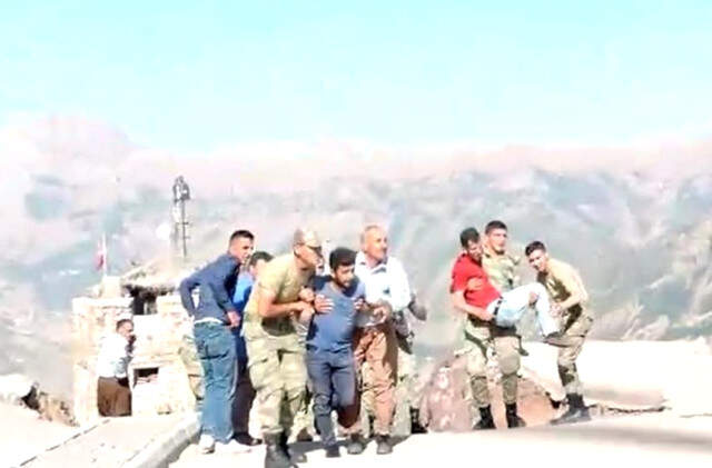 Hakkari'deki Trafik Kazasında Yaralanan 8 Vatandaş, Askeri Helikopterle Hastaneye Götürüldü Hakkari'deki Trafik Kazasında Yaralanan 8 Vatandaş, Askeri Helikopterle Hastaneye Götürüldü