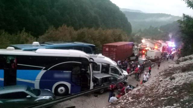 Bursa'da Dün Meydana Gelen Zincirleme Kazada Yaralı Kurtulan Sürücü Kabusu Anlattı: 40 Patlama Sesi Duydum!