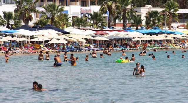 Tatilciler Bodrum'a Akın Akın Gelmeye Başladı! Yüzlerce Araç Sıra Bekliyor