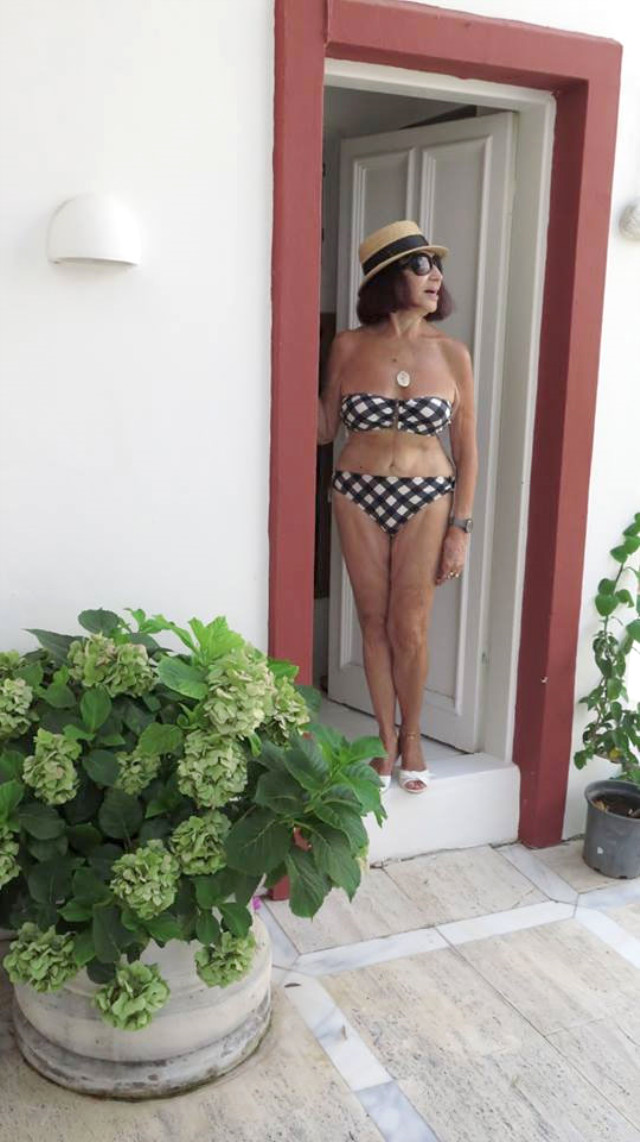 89 Yaşındaki Oyuncu Gülriz Sururi, Bikinili Pozuyla Sosyal Medyada Olay Oldu