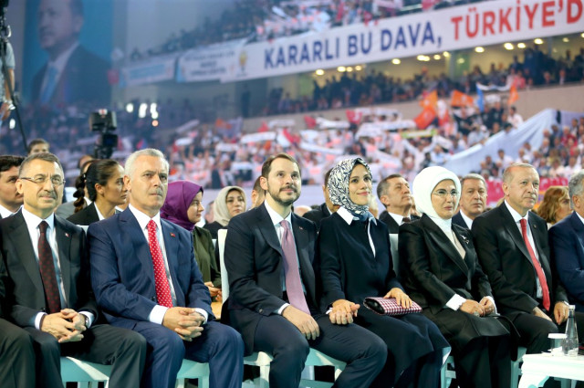AK Parti Olağan Kongresi'ni Berat Albayrak ve Eşi El Ele İzledi