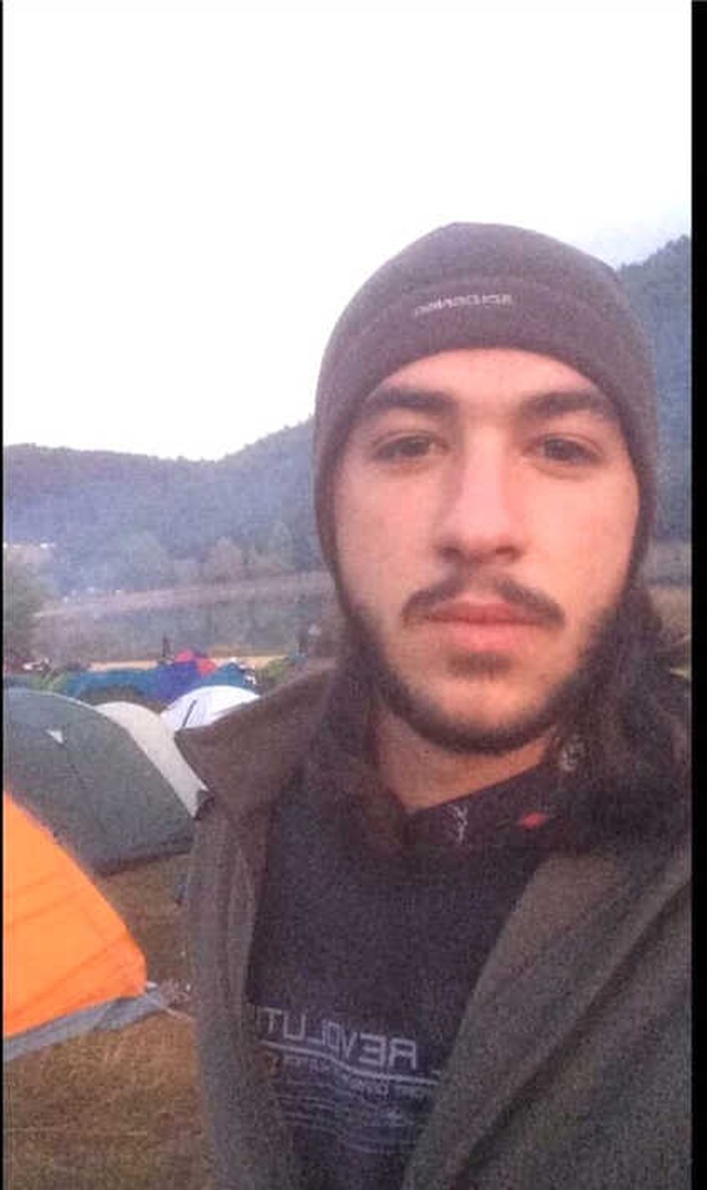 <a class='keyword-sd' href='/kavga/' title='Kavga'>Kavga</a> Eden Anne ve Babasını Ayırmak İçin Araya Giren Genç, Boğazından Bıçaklandı