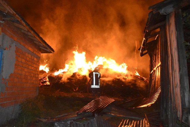 Elektrik Kontağından Çıkan Yangında 8 Ev Tamamen Yandı