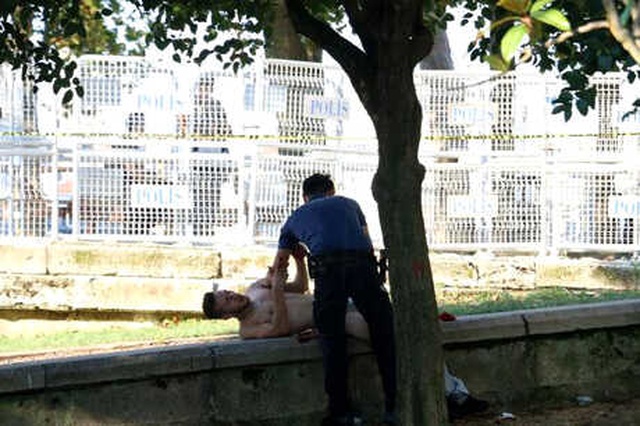 Gezi Parkı'nda Uyuyan Bir Kişinin Kafasında Şişe Kırdığı İddia Edilen Suriyeli Bıçaklandı