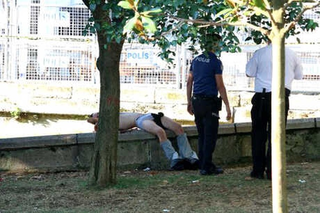 Gezi Parkı'nda Uyuyan Bir Kişinin Kafasında Şişe Kırdığı İddia Edilen Suriyeli Bıçaklandı