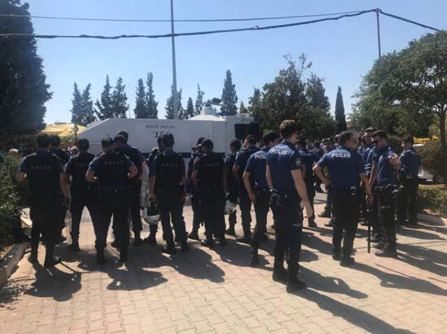 Kurban Satış Alanında Çıkan Kavgaya Polis Biber Gazı ile Müdahale Etti Kurban Satış Alanında Çıkan Kavgaya Polis Biber Gazı ile Müdahale Etti