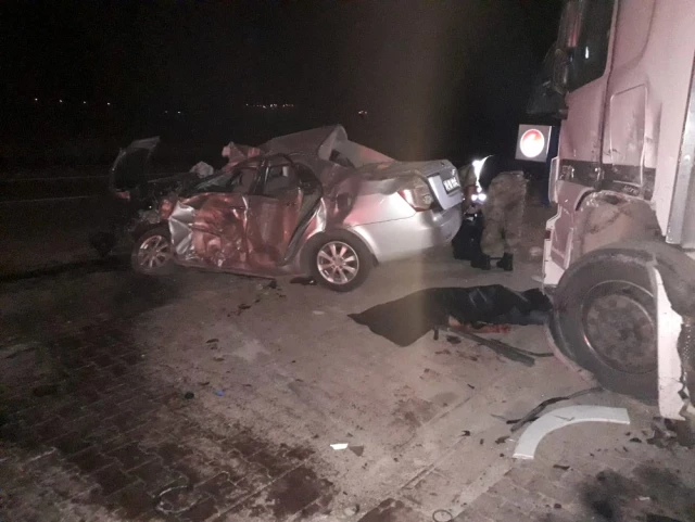 Otomobilin Park Halindeki TIR'a Çarptığı Kazada 3 Ölü
