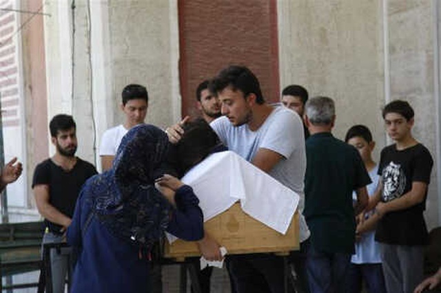 Annesi ile Babasını Ayırmak İsterken Boğazı Kesilen Genç, Toprağa Verildi