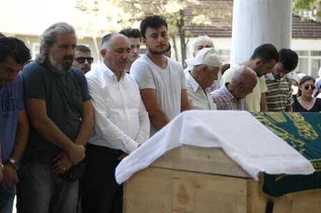 Annesi ile Babasını Ayırmak İsterken Boğazı Kesilen Genç, Toprağa Verildi