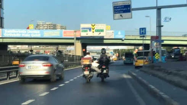 Benzini Biten Motosikleti Ayağıyla İterek Götürdü! O Anlar Kamerada