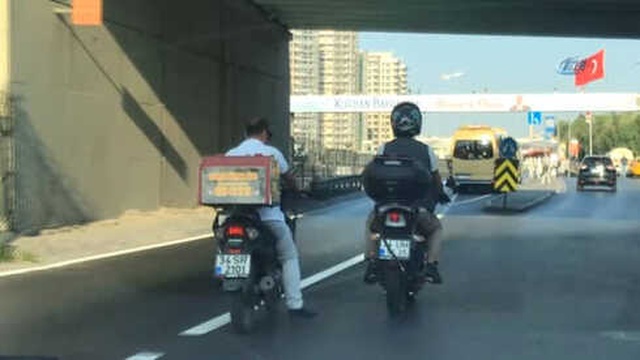 Benzini Biten Motosikleti Ayağıyla İterek Götürdü! O Anlar Kamerada