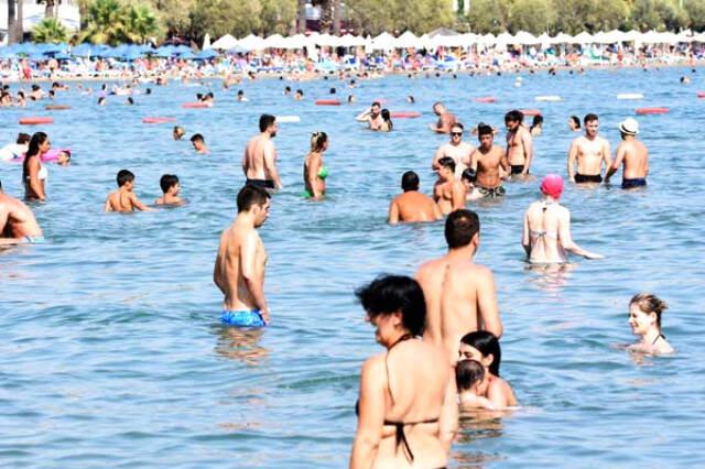 Çeşme, Bayramda Nüfusunun 25 Katı Misafir Ağırlıyor, Bodrum'da Adım Atacak Yer Yok