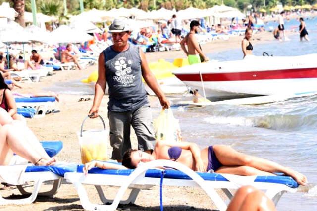 Çeşme, Bayramda Nüfusunun 25 Katı Misafir Ağırlıyor, Bodrum'da Adım Atacak Yer Yok