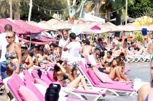 Çeşme, Bayramda Nüfusunun 25 Katı Misafir Ağırlıyor, Bodrum'da Adım Atacak Yer Yok