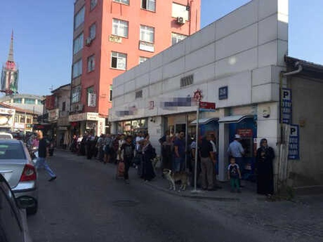 Adapazarı'nda, Emeklilerin Maaş Kuyruğu Bankalar Önünde Yoğunluğa Neden Oldu