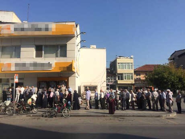 Adapazarı'nda, Emeklilerin Maaş Kuyruğu Bankalar Önünde Yoğunluğa Neden Oldu