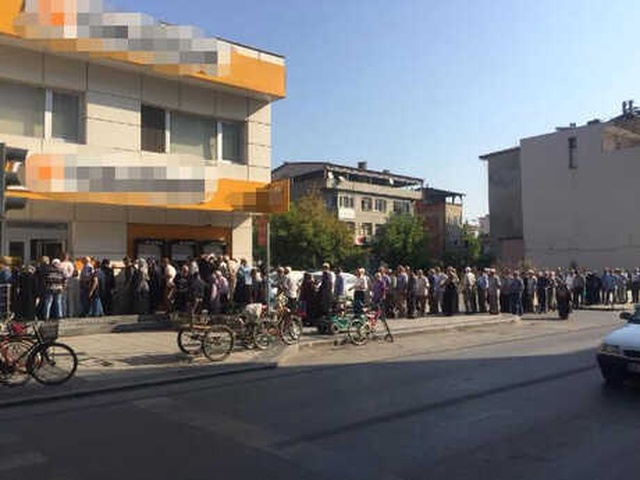 Adapazarı'nda, Emeklilerin Maaş Kuyruğu Bankalar Önünde Yoğunluğa Neden Oldu