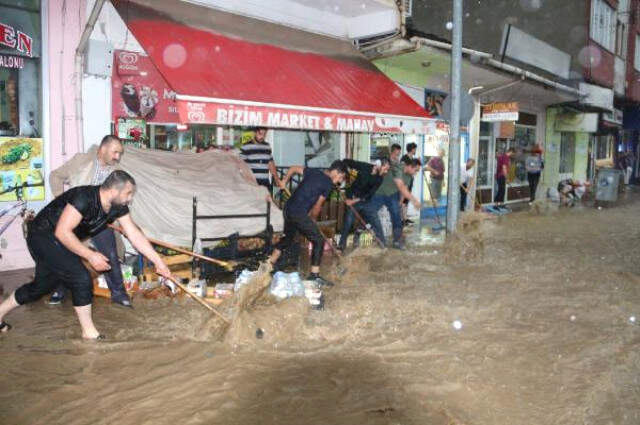 Erzurum'u Sel Vurdu! Esnaf, Bidonlardan Duvar Örerek Felaketi Önlemeye Çalıştı