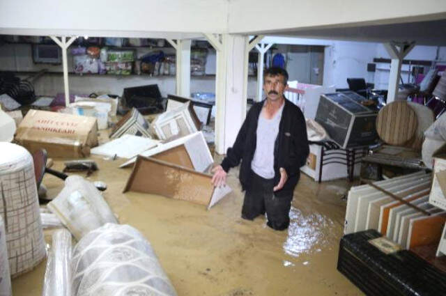 Erzurum'u Sel Vurdu! Esnaf, Bidonlardan Duvar Örerek Felaketi Önlemeye Çalıştı