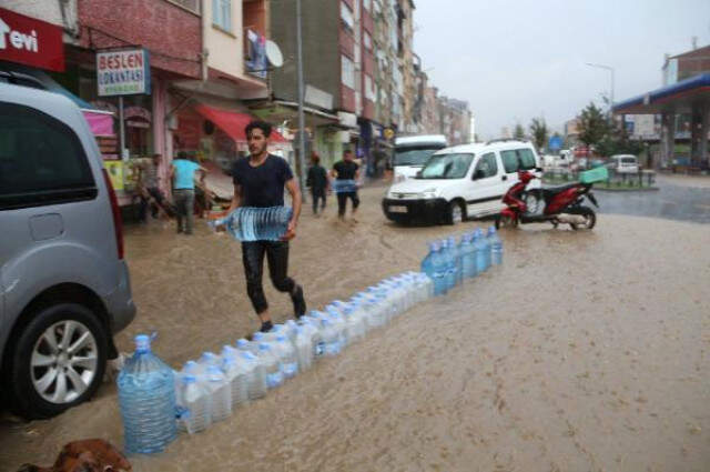  <a class='keyword-sd' href='/erzurum/' title='Erzurum'>Erzurum</a>'u Sel Vurdu! Esnaf, Bidonlardan Duvar Örerek Felaketi Önlemeye Çalıştı