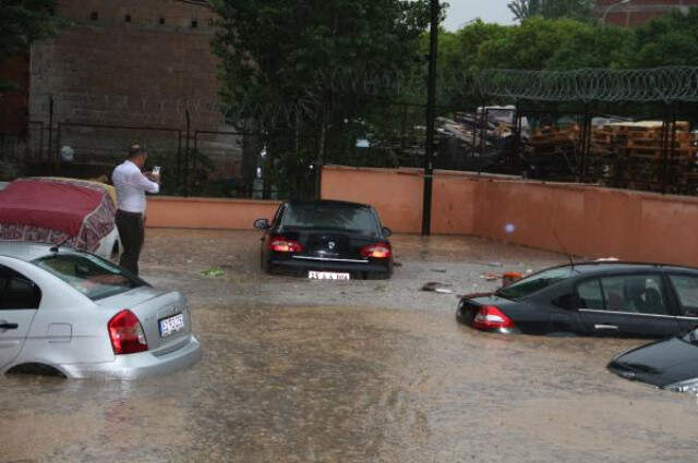 Erzurum'u Sel Vurdu! Esnaf, Bidonlardan Duvar Örerek Felaketi Önlemeye Çalıştı