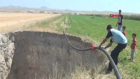 Tarlaya Su Hattı Döşenirken, 15 Metre Derinliğinde Obruk Oluştu