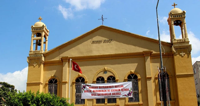 Hatay'da Hristiyanlar, Kurban Bayramı'nı Kutlamak İçin Kiliseye Pankart Astı
