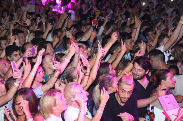 Sahneye Beyaz Lensle Çıktı Rus Şarkıcı, İzleyenleri Önce Şaşırttı Sonra Eğlendirdi Sahneye Beyaz Lensle Çıkan Rus Şarkıcı, İzleyenleri Önce Şaşırttı Sonra Eğlendirdi