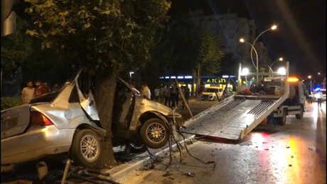 Ağaca Çarpan Otomobilin Sürücüsü Öldü; Aracın Motoru 50 Metre Uzağa Savruldu