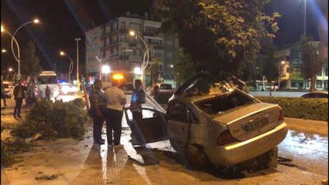 Ağaca Çarpan Otomobilin Sürücüsü Öldü; Aracın Motoru 50 Metre Uzağa Savruldu
