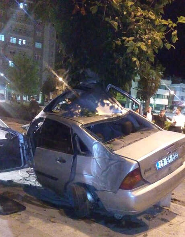 Ağaca Çarpan Otomobilin Sürücüsü Öldü; Aracın Motoru 50 Metre Uzağa Savruldu