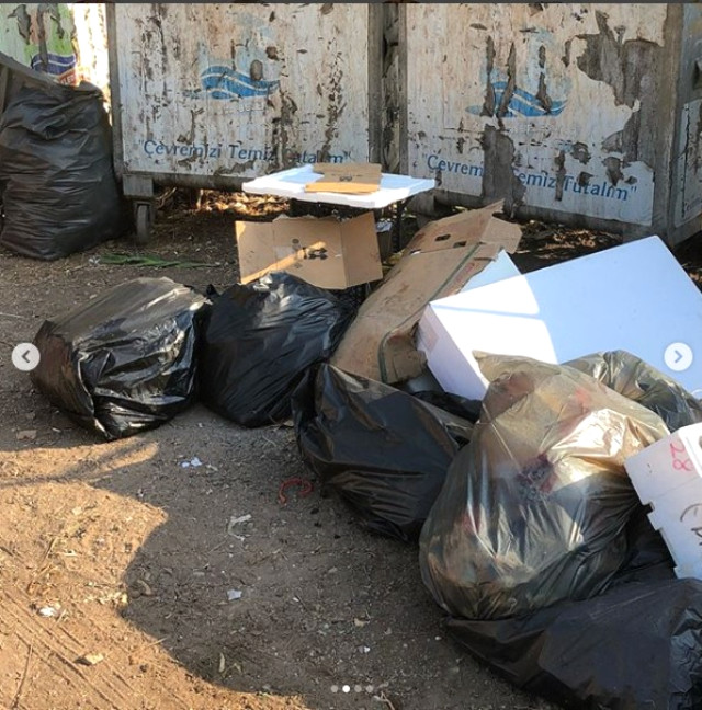 Emre Kınay, Tatil Beldesindeki Toplanmamış Çöpleri Görünce Çileden Çıktı