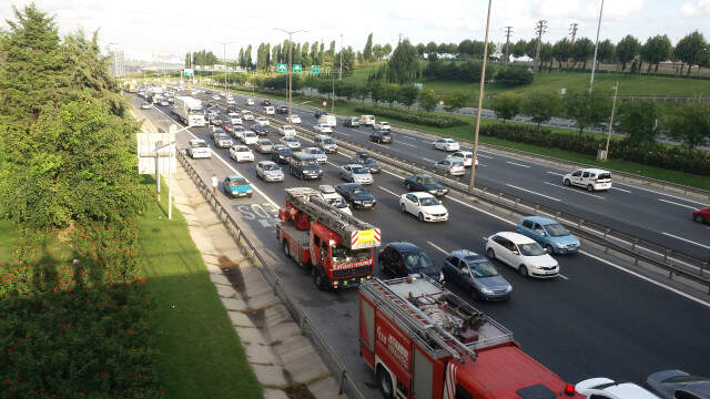 İntihar Girişiminde Bulunan Bunalımdaki Genç, TEM Otoyolunu Trafiğe Kapattı İntihar Girişiminde Bulunan Bunalımdaki Genç, TEM Otoyolunu Trafiğe Kapattı