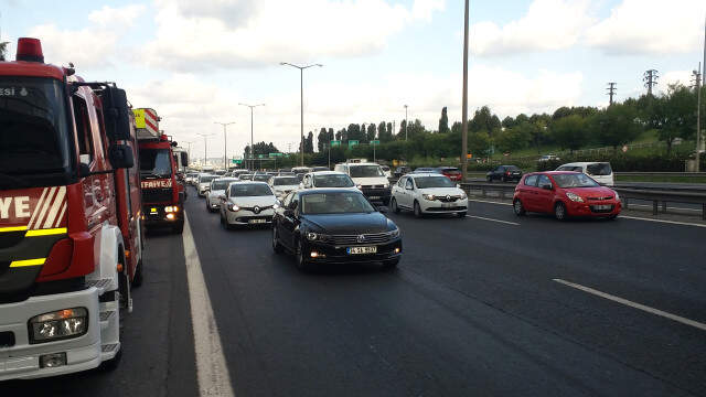 İntihar Girişiminde Bulunan Bunalımdaki Genç, TEM Otoyolunu Trafiğe Kapattı İntihar Girişiminde Bulunan Bunalımdaki Genç, TEM Otoyolunu Trafiğe Kapattı