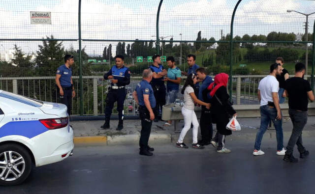 İntihar Girişiminde Bulunan Bunalımdaki Genç, TEM Otoyolunu Trafiğe Kapattı İntihar Girişiminde Bulunan Bunalımdaki Genç, TEM Otoyolunu Trafiğe Kapattı