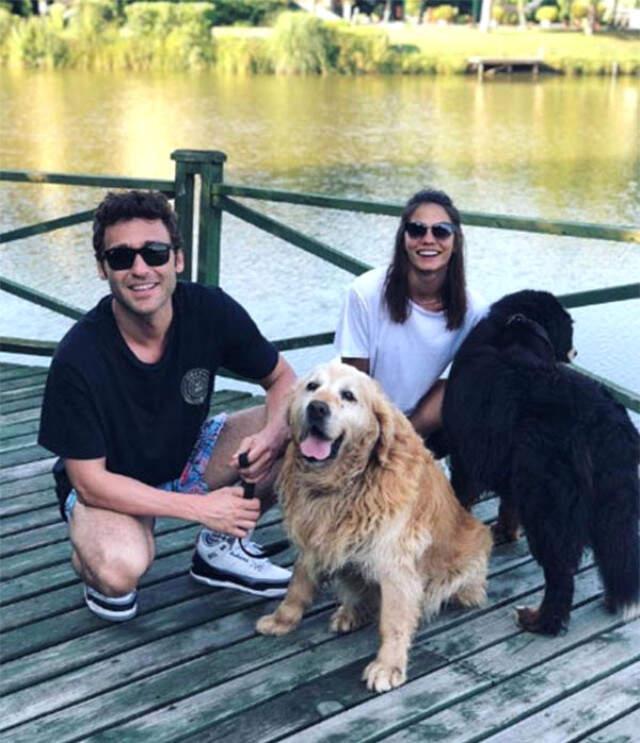 Seçkin Özdemir Sevgilisi Demet Özdemir'e 300 Adet Gül Yolladı Seçkin Özdemir Sevgilisi Demet Özdemir'e 300 Adet Gül Yolladı