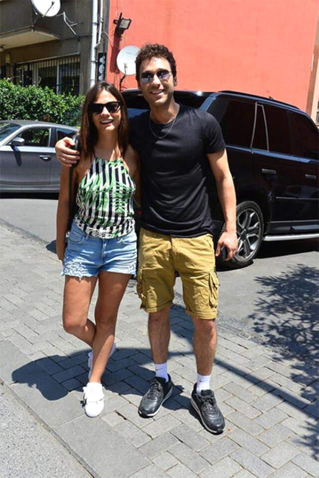 Seçkin Özdemir Sevgilisi Demet Özdemir'e 300 Adet Gül Yolladı Seçkin Özdemir Sevgilisi Demet Özdemir'e 300 Adet Gül Yolladı