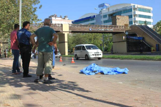 Antalya'da Yarı Çıplak Adam, Kısa Yoldan Gidip Üst Geçidi Kullanmayınca Canından Oldu