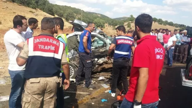 Taziye İçin Yola Çıkan Otomobil Kamyonetle Çarpıştı: 5 Ölü, 10 Yaralı