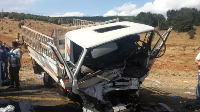 Taziye İçin Yola Çıkan Otomobil Kamyonetle Çarpıştı: 5 Ölü, 10 Yaralı