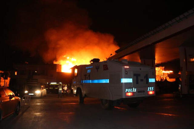 Şanlıurfa'daki Oduncu Pazarı'nda Yangın Çıktı! Olay Yerine Çok Sayıda İtfaiye Sevk Edildi