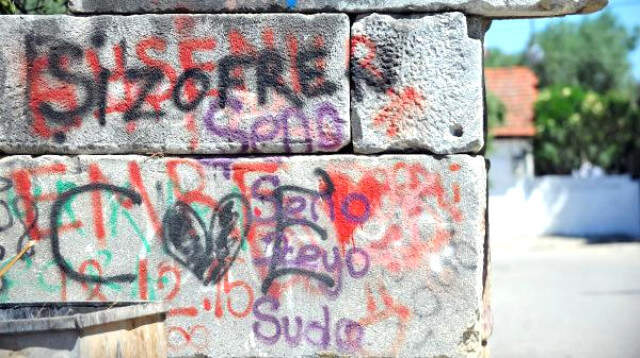 Tarihi Surlara Yazılan Küfürler Belediye Başkanını İsyan Ettirdi